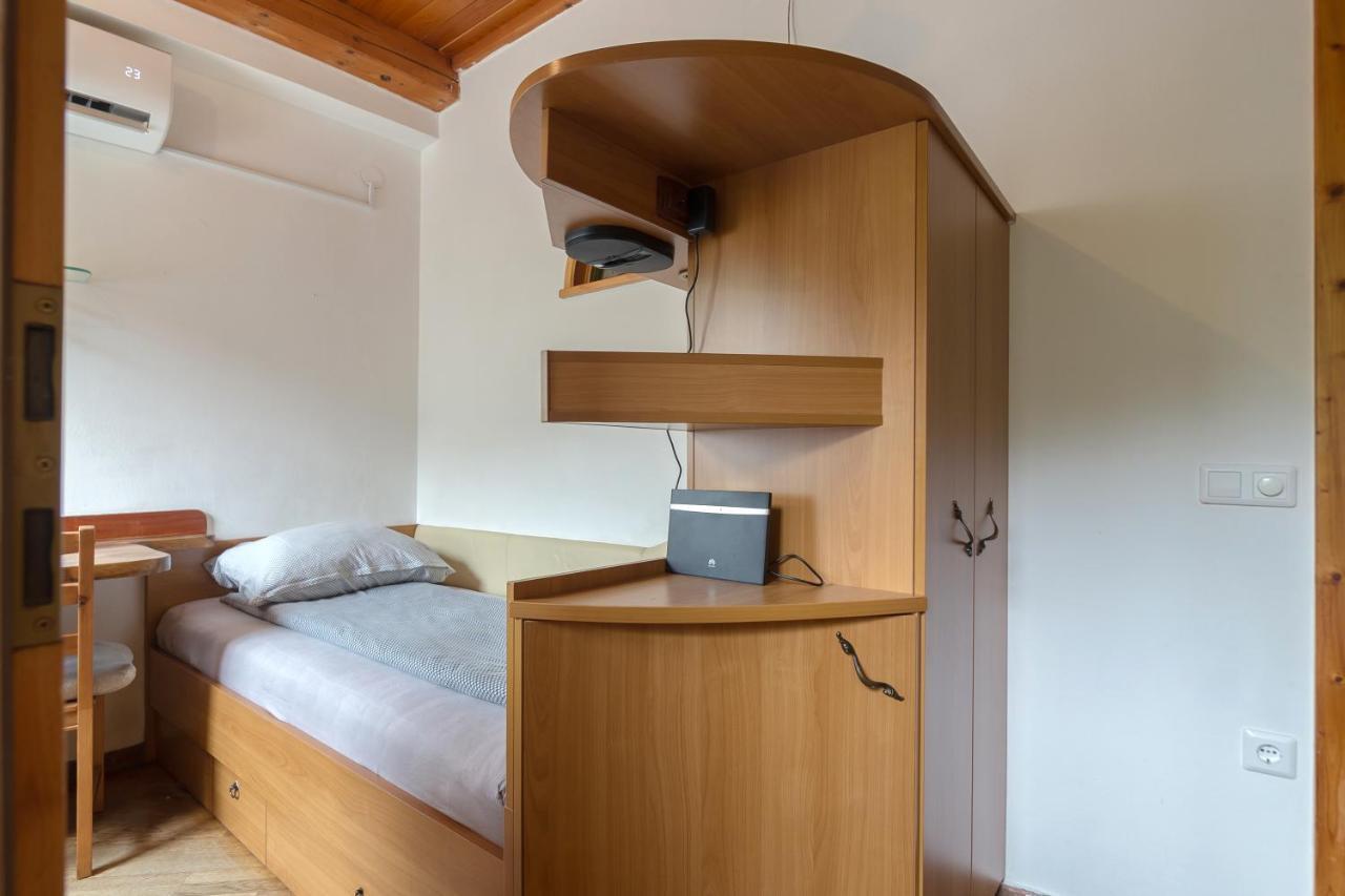 Cozy, Bright And Affordable Single Studio - Free Parking Ljubljana Bagian luar foto