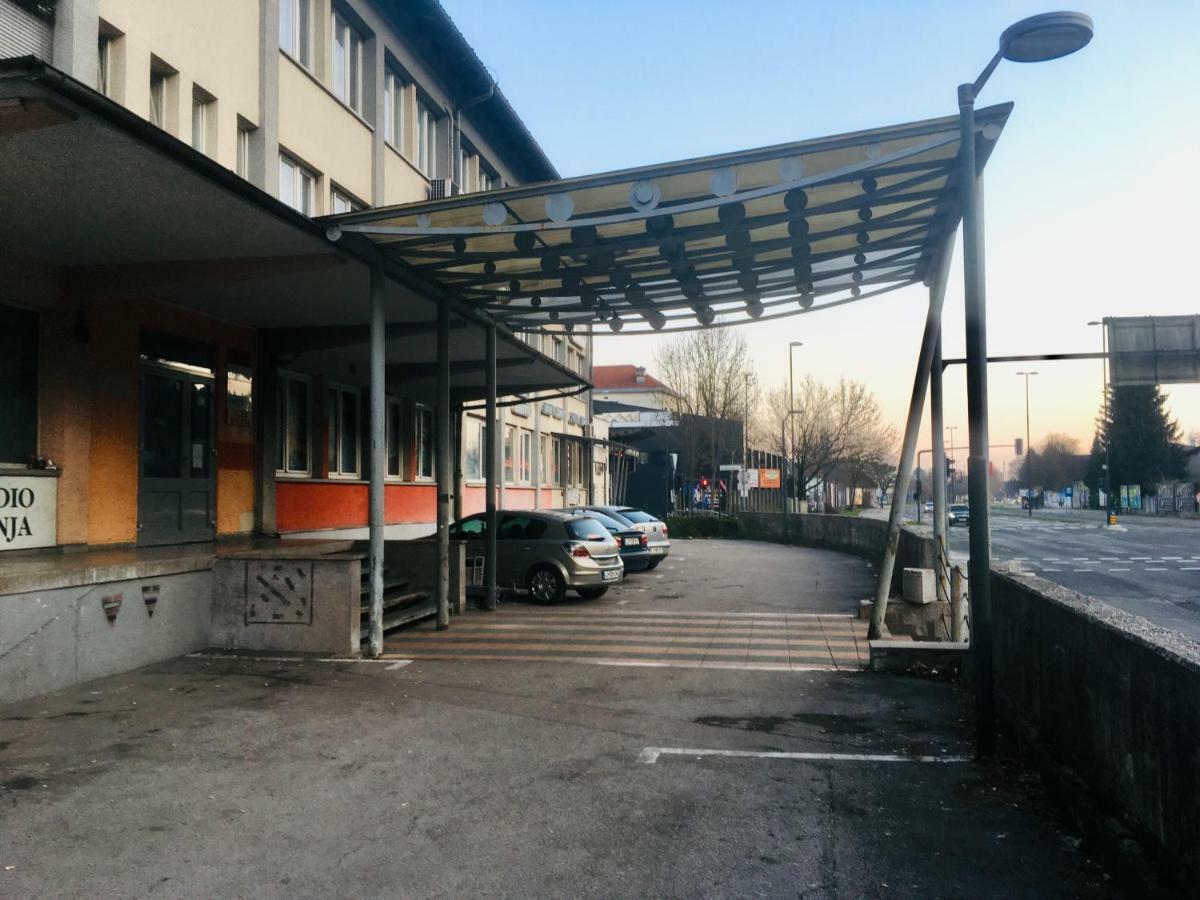 Cozy, Bright And Affordable Single Studio - Free Parking Ljubljana Bagian luar foto